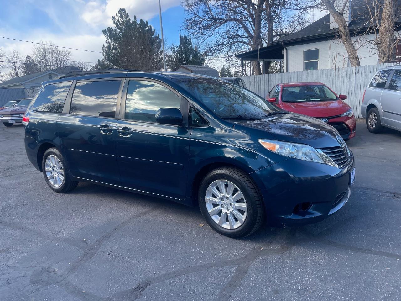 Toyota Sienna LE AWD 2011