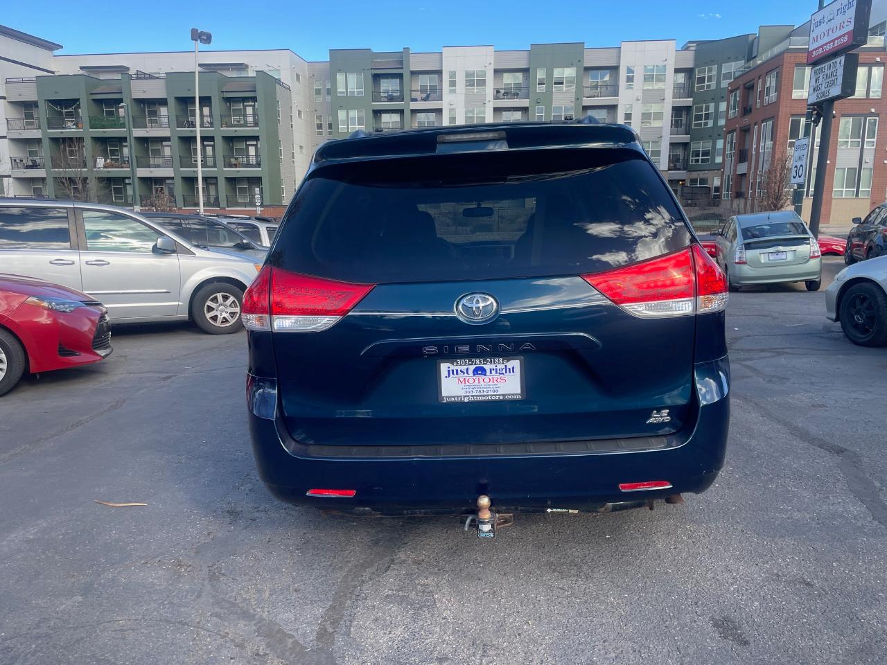 Toyota Sienna LE AWD 2011