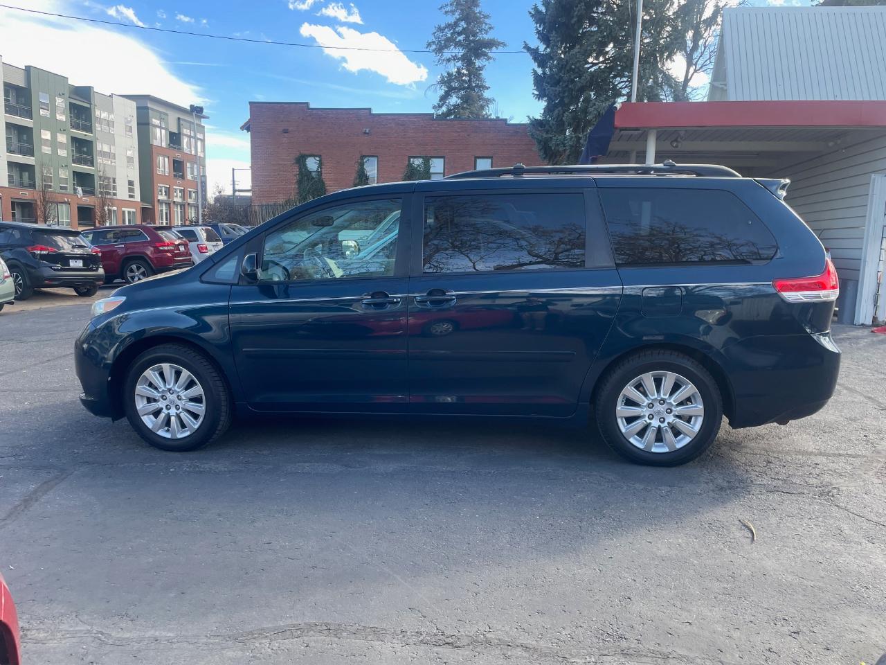 Toyota Sienna LE AWD 2011