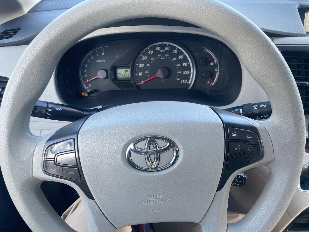 Toyota Sienna LE AWD 2011