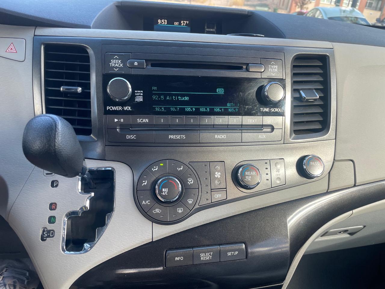 Toyota Sienna LE AWD 2011