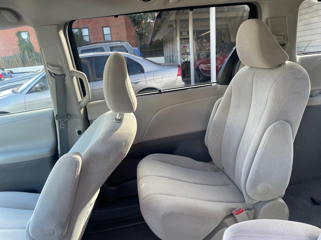 Toyota Sienna LE AWD 2011