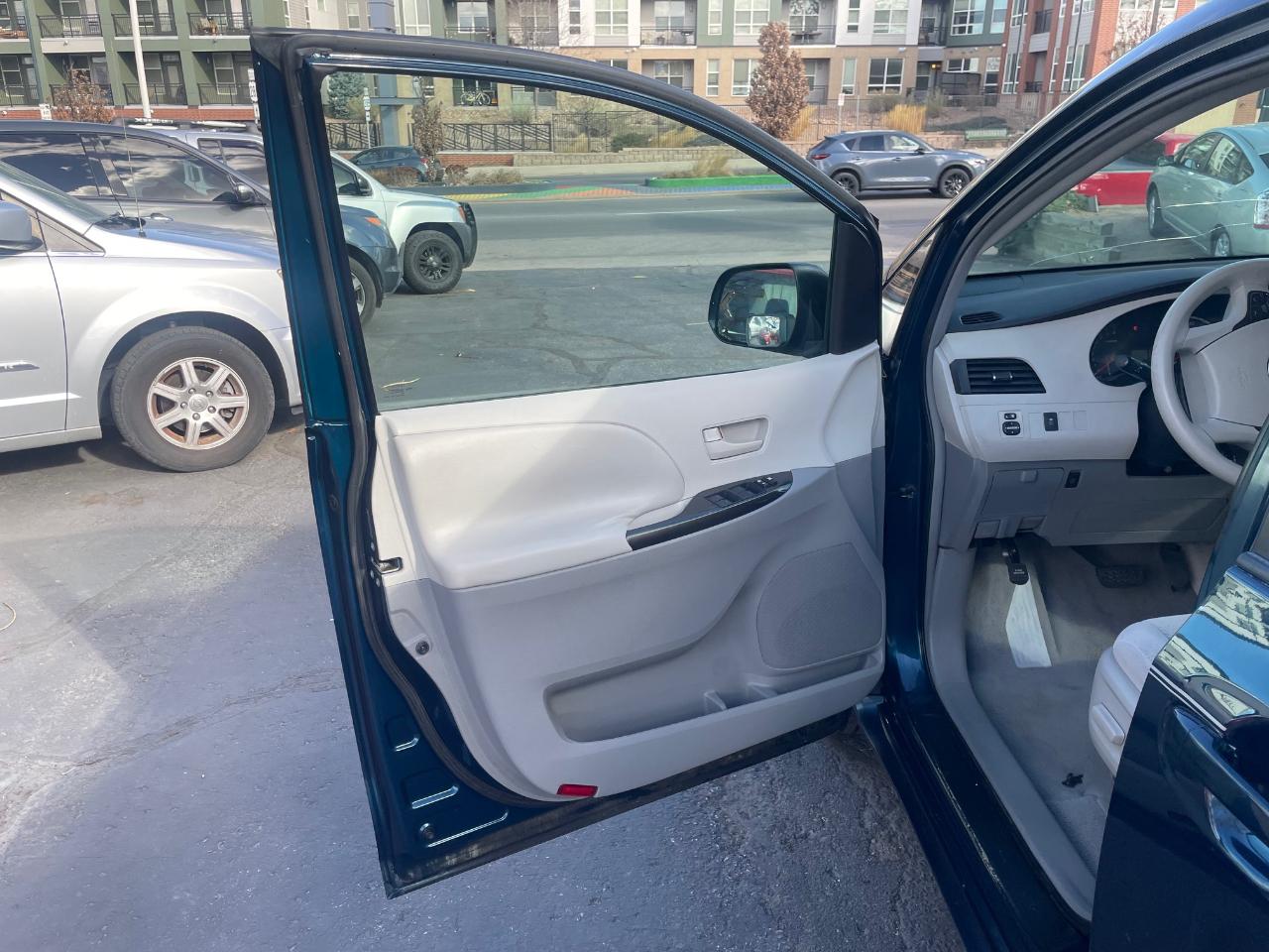 Toyota Sienna LE AWD 2011