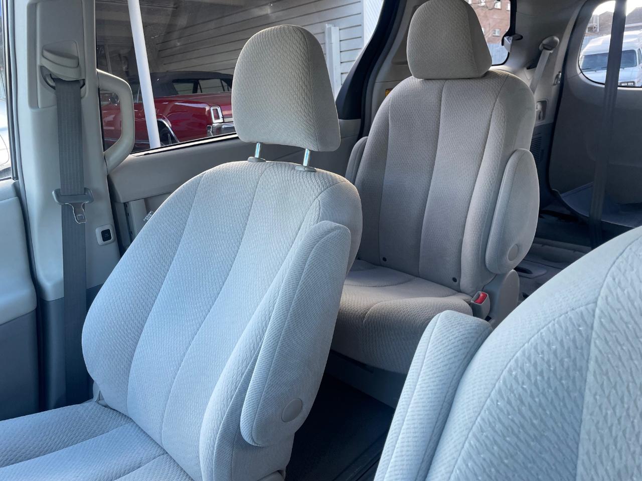 Toyota Sienna LE AWD 2011