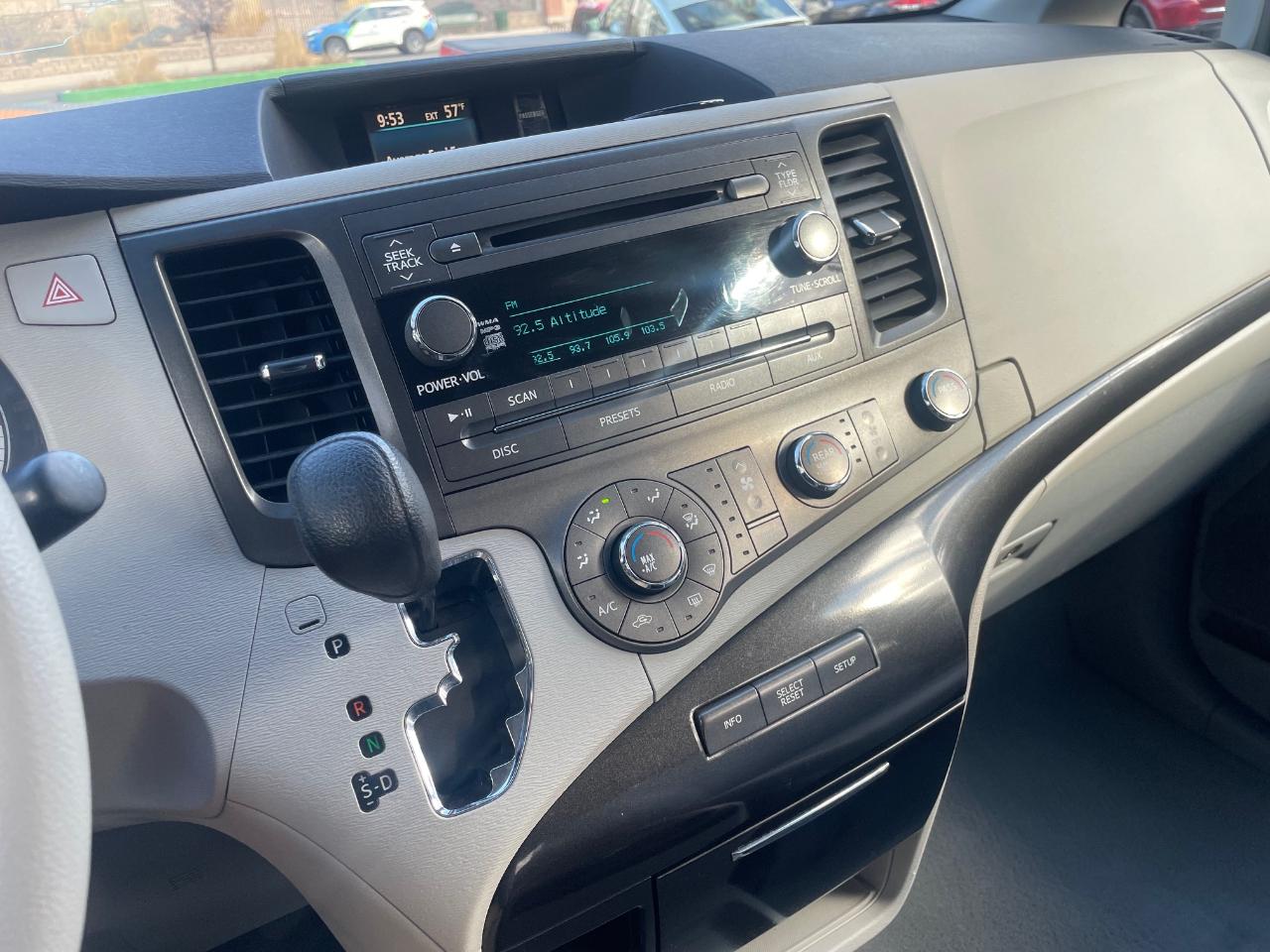 Toyota Sienna LE AWD 2011