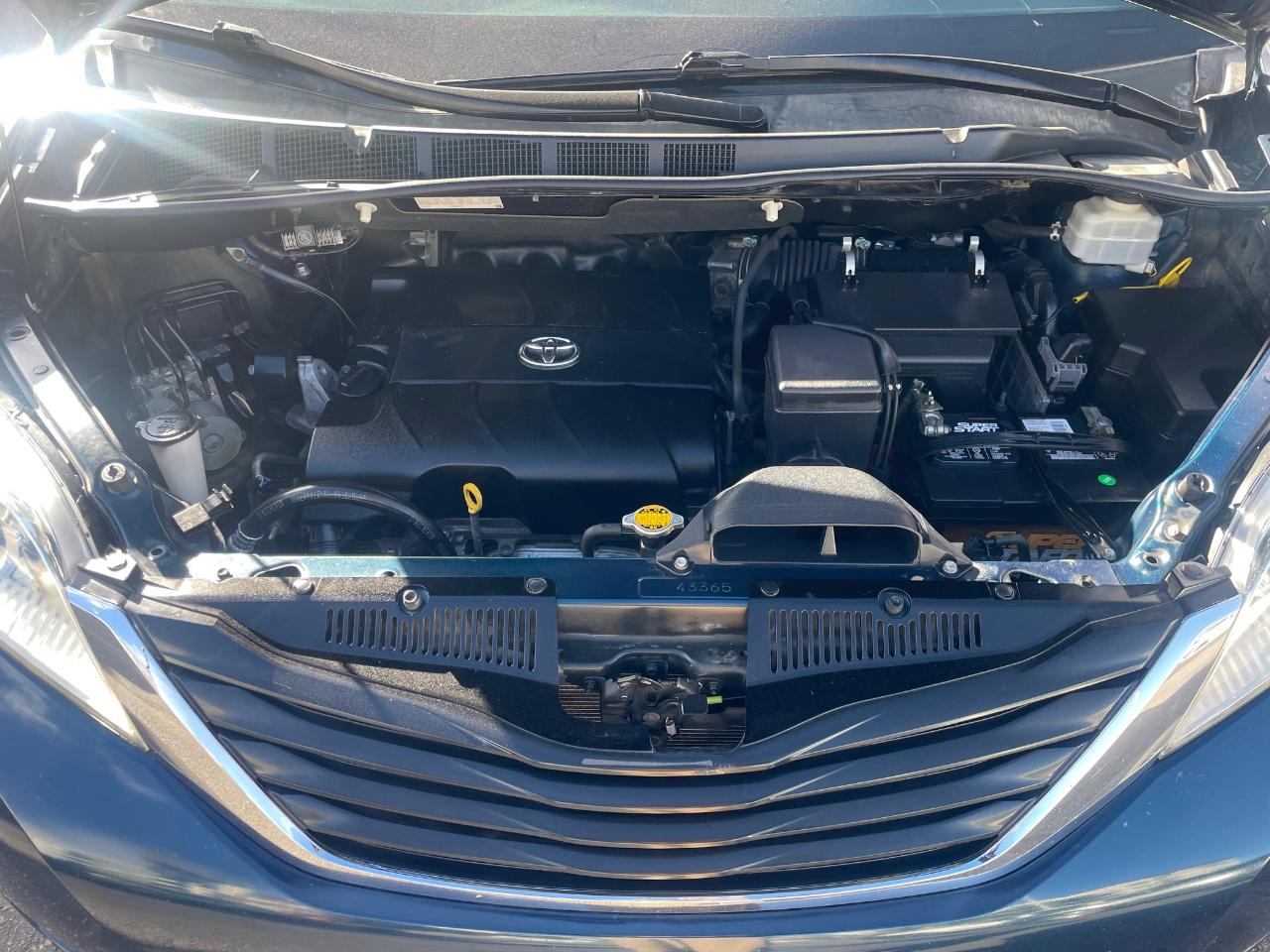 Toyota Sienna LE AWD 2011