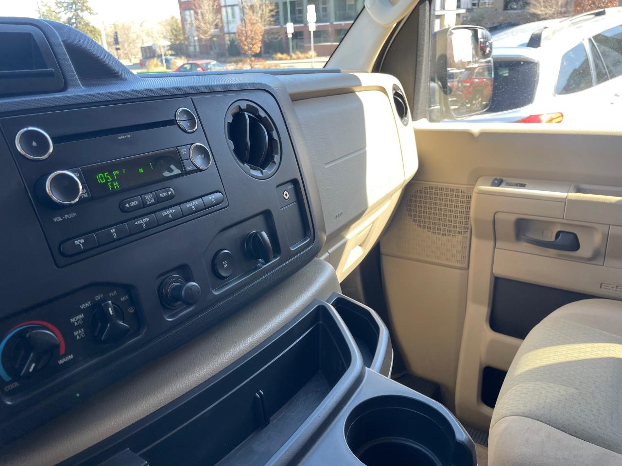 Ford E-350 Super Duty  2010