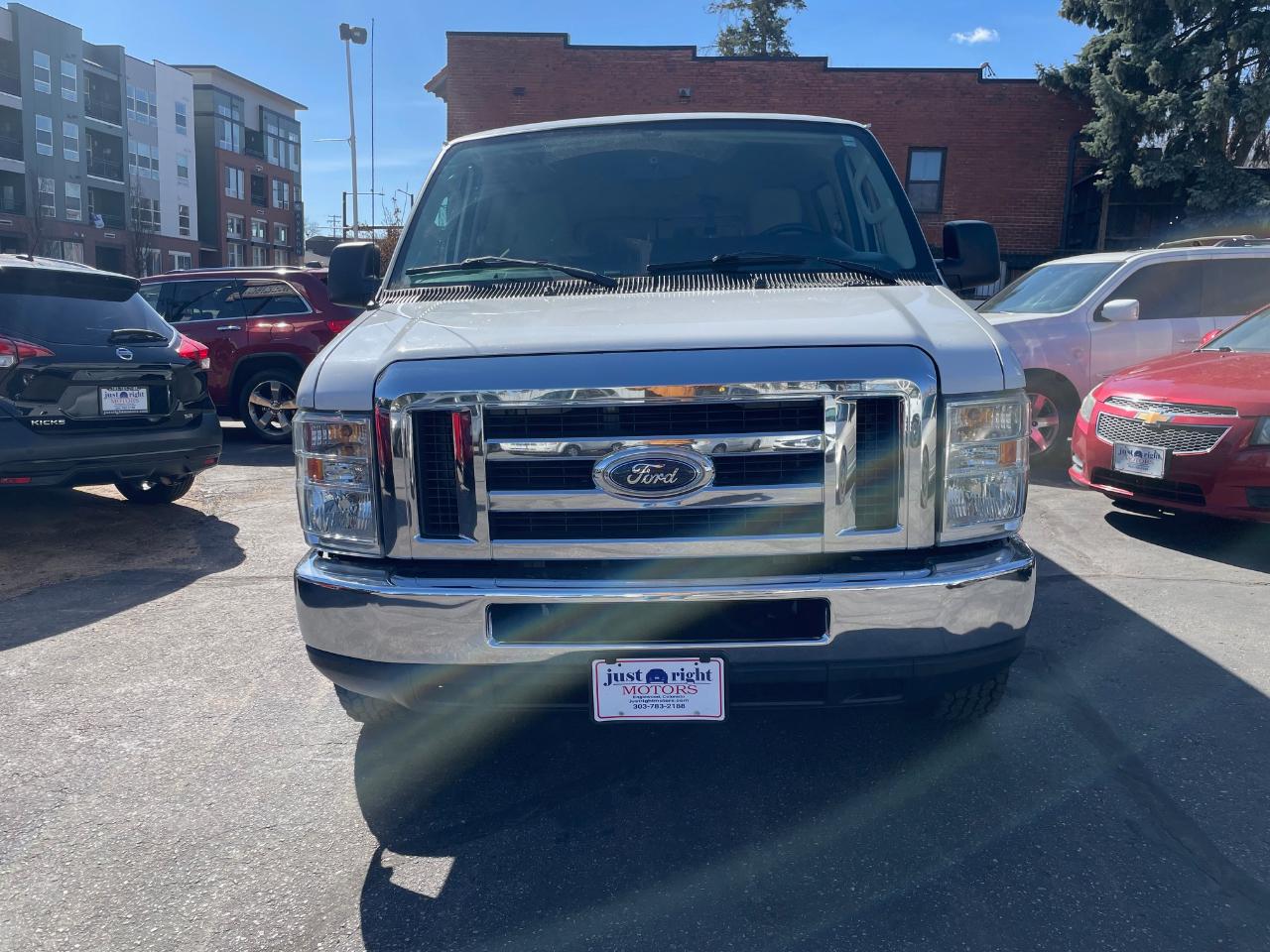 Ford E-350 Super Duty  2010