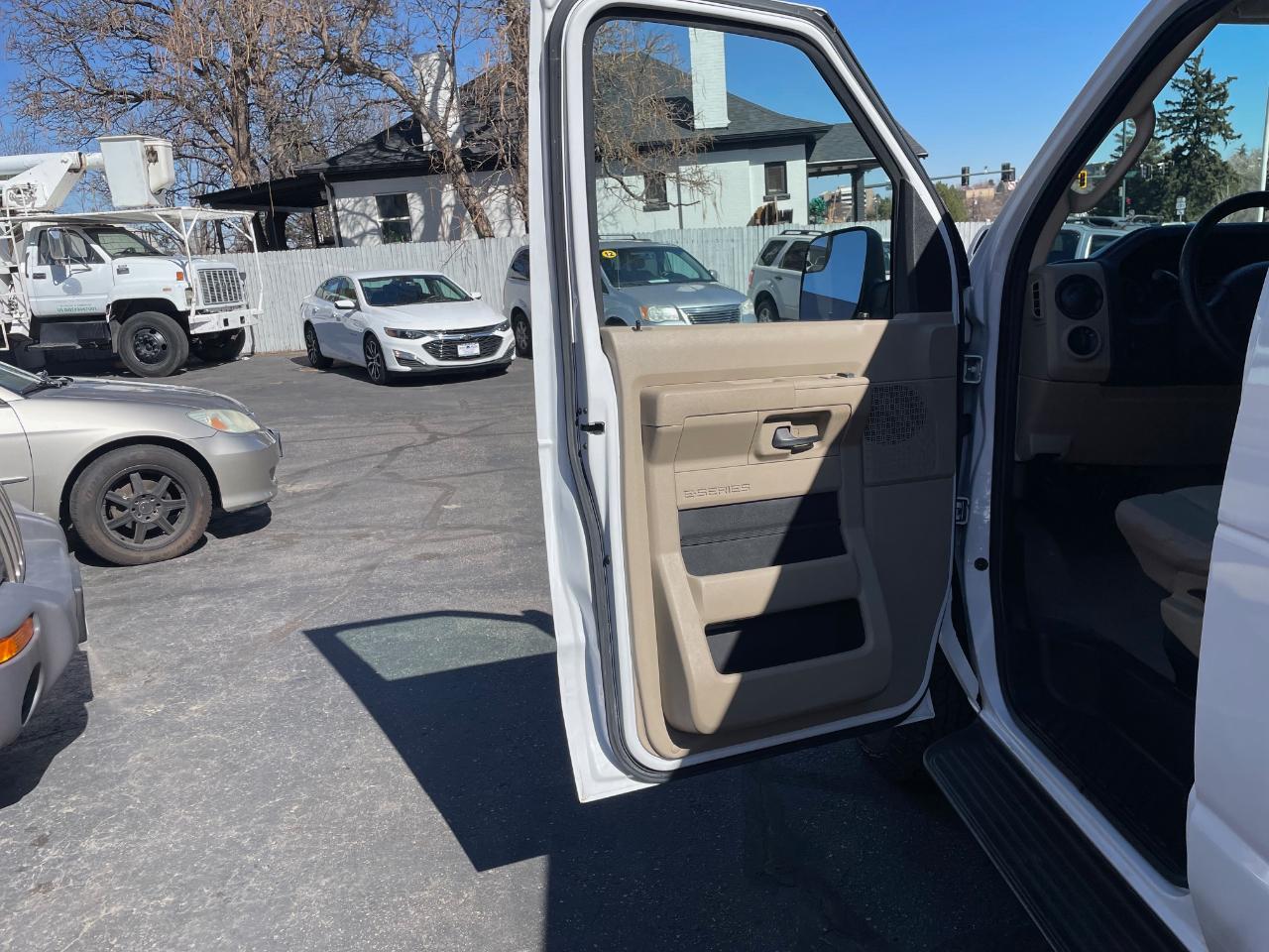 Ford E-350 Super Duty  2010