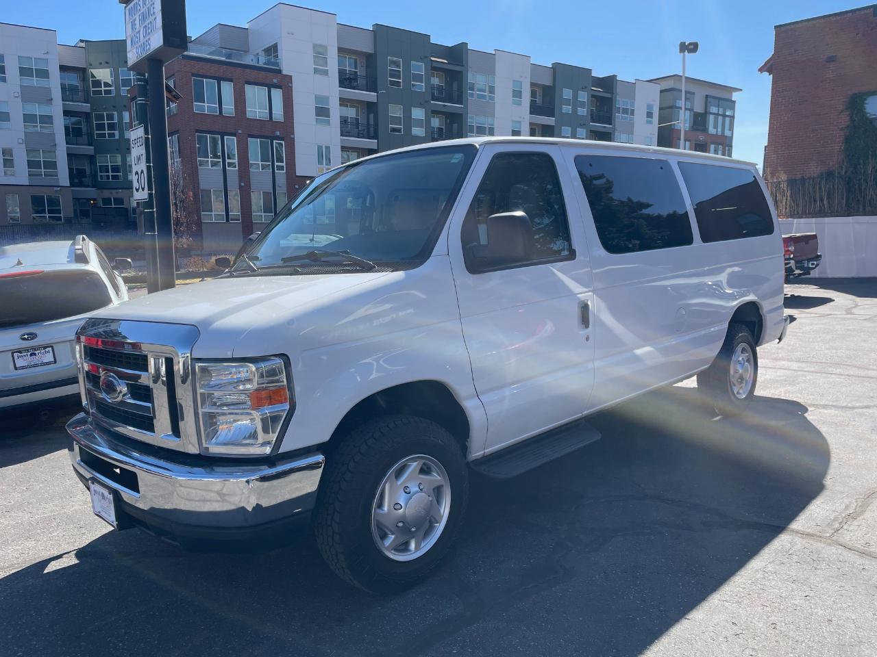 Ford E-350 Super Duty  2010