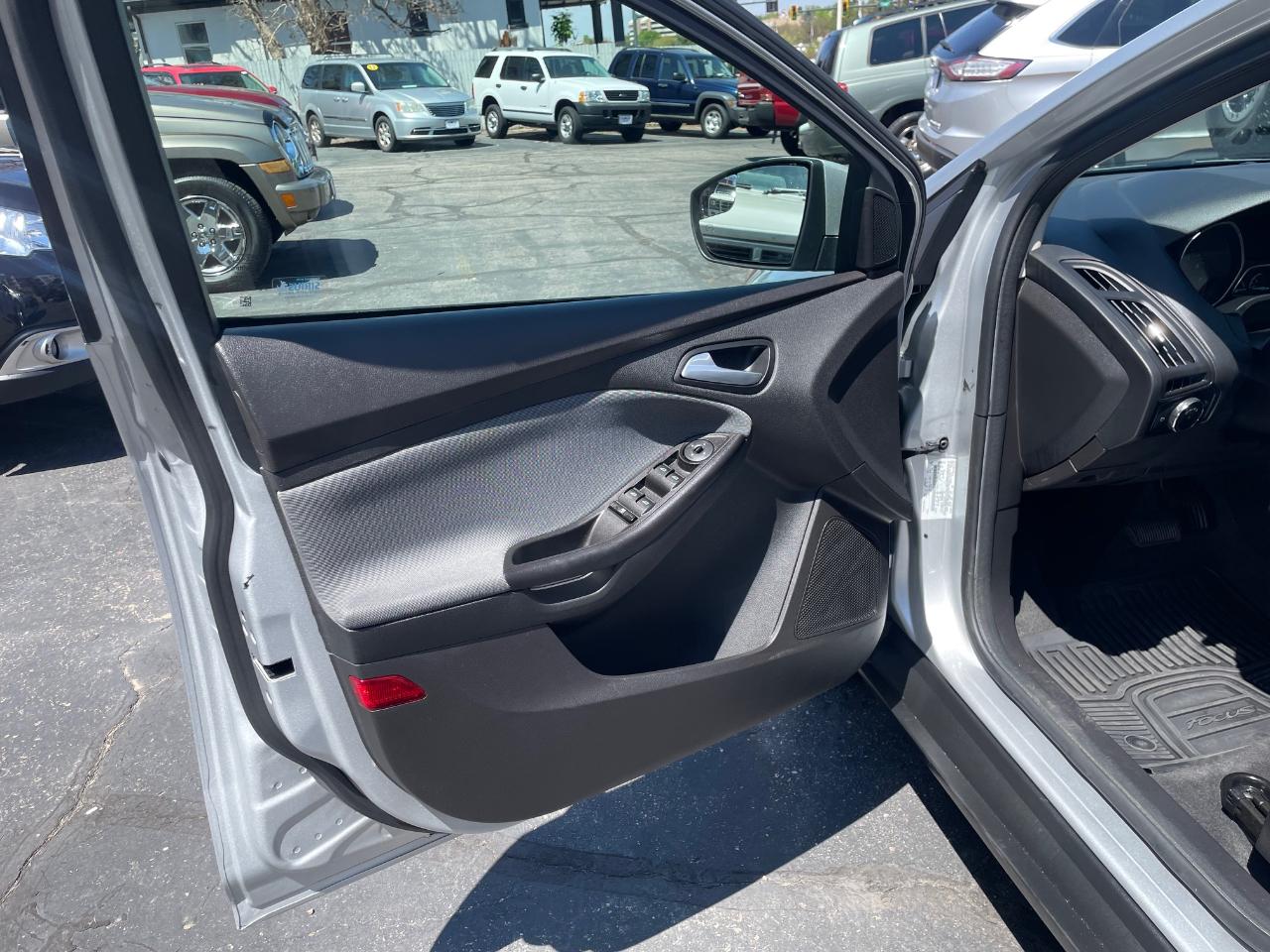 Ford Focus SE 4D Hatchback 2013