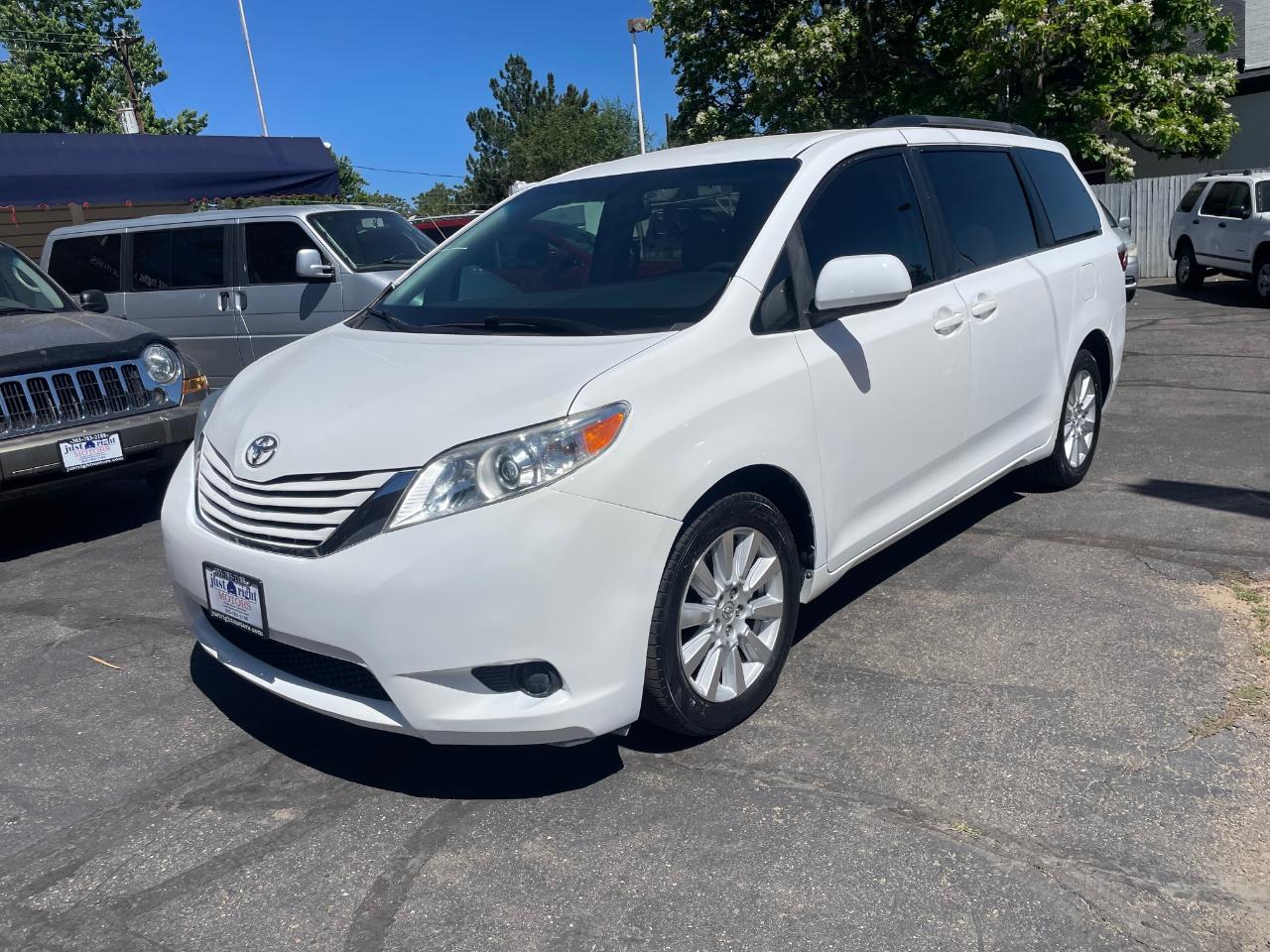 Toyota Sienna LE 7-Passenger AWD 2017