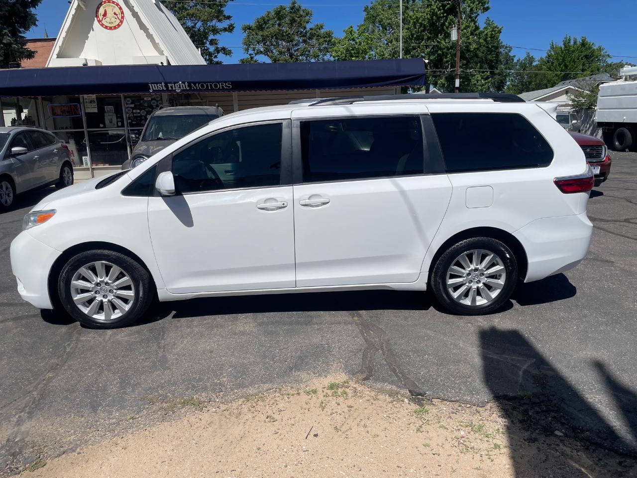 Toyota Sienna LE 7-Passenger AWD 2017
