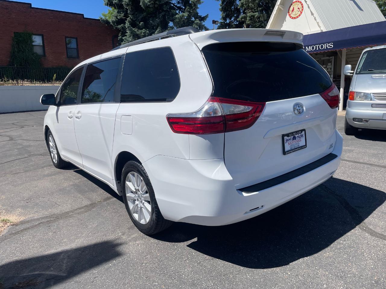 Toyota Sienna LE 7-Passenger AWD 2017