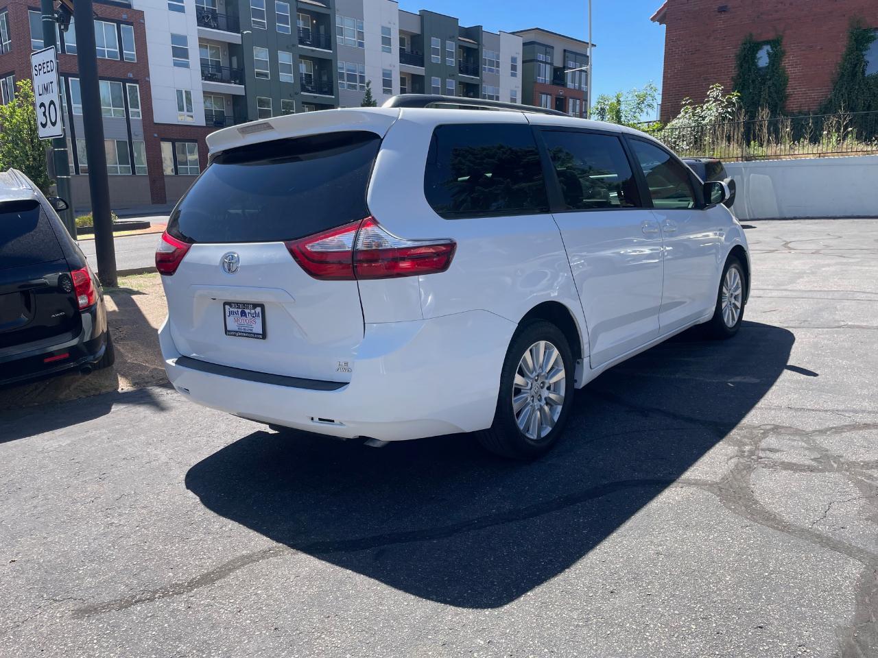 Toyota Sienna LE 7-Passenger AWD 2017
