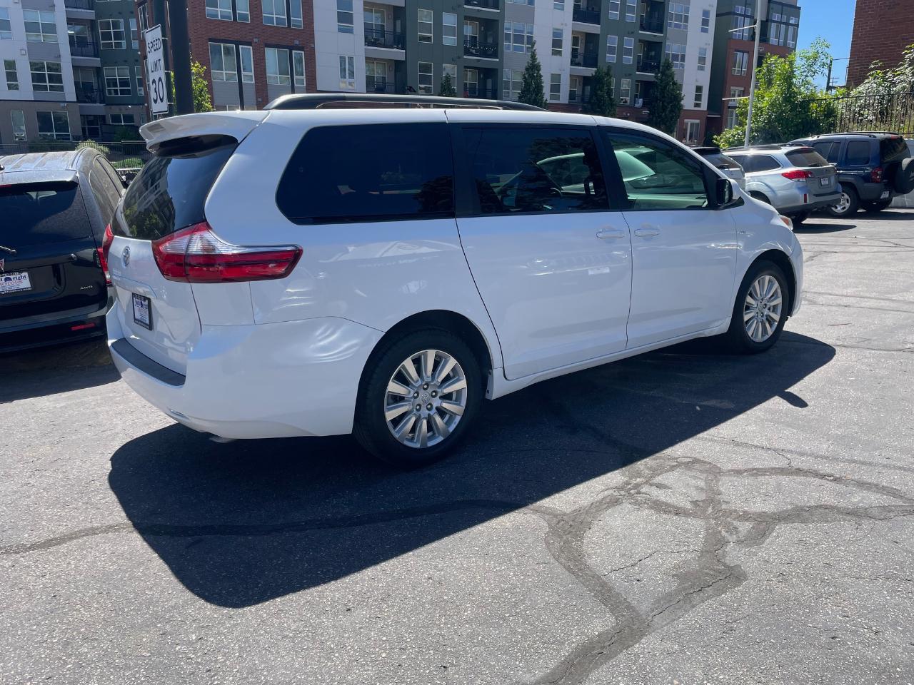 Toyota Sienna LE 7-Passenger AWD 2017