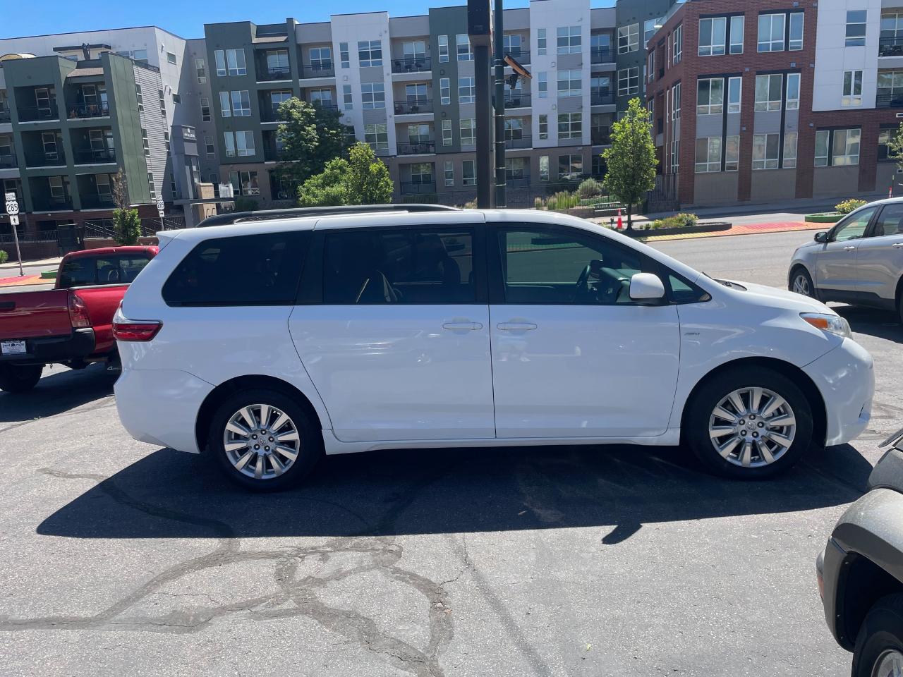 Toyota Sienna LE 7-Passenger AWD 2017
