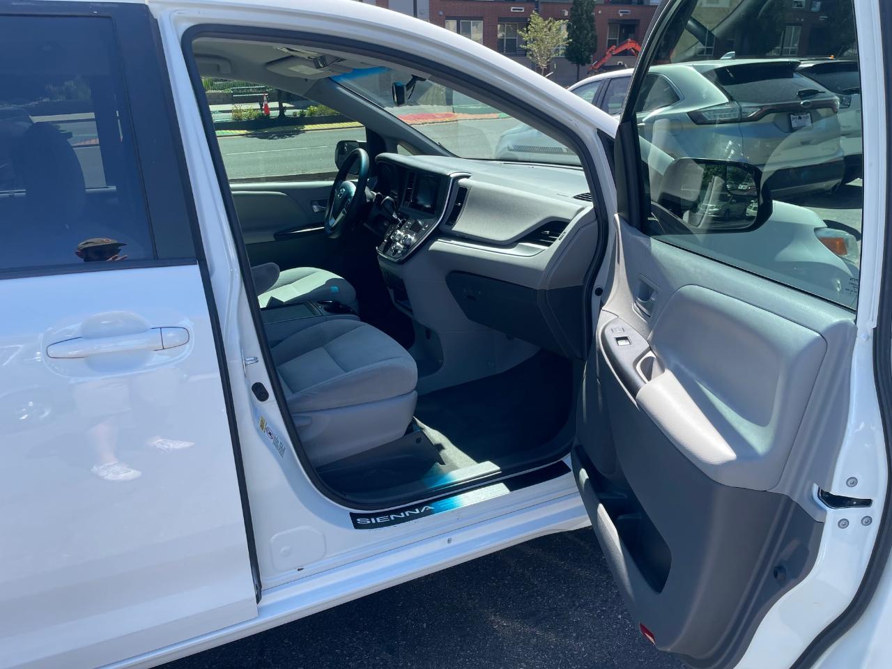 Toyota Sienna LE 7-Passenger AWD 2017