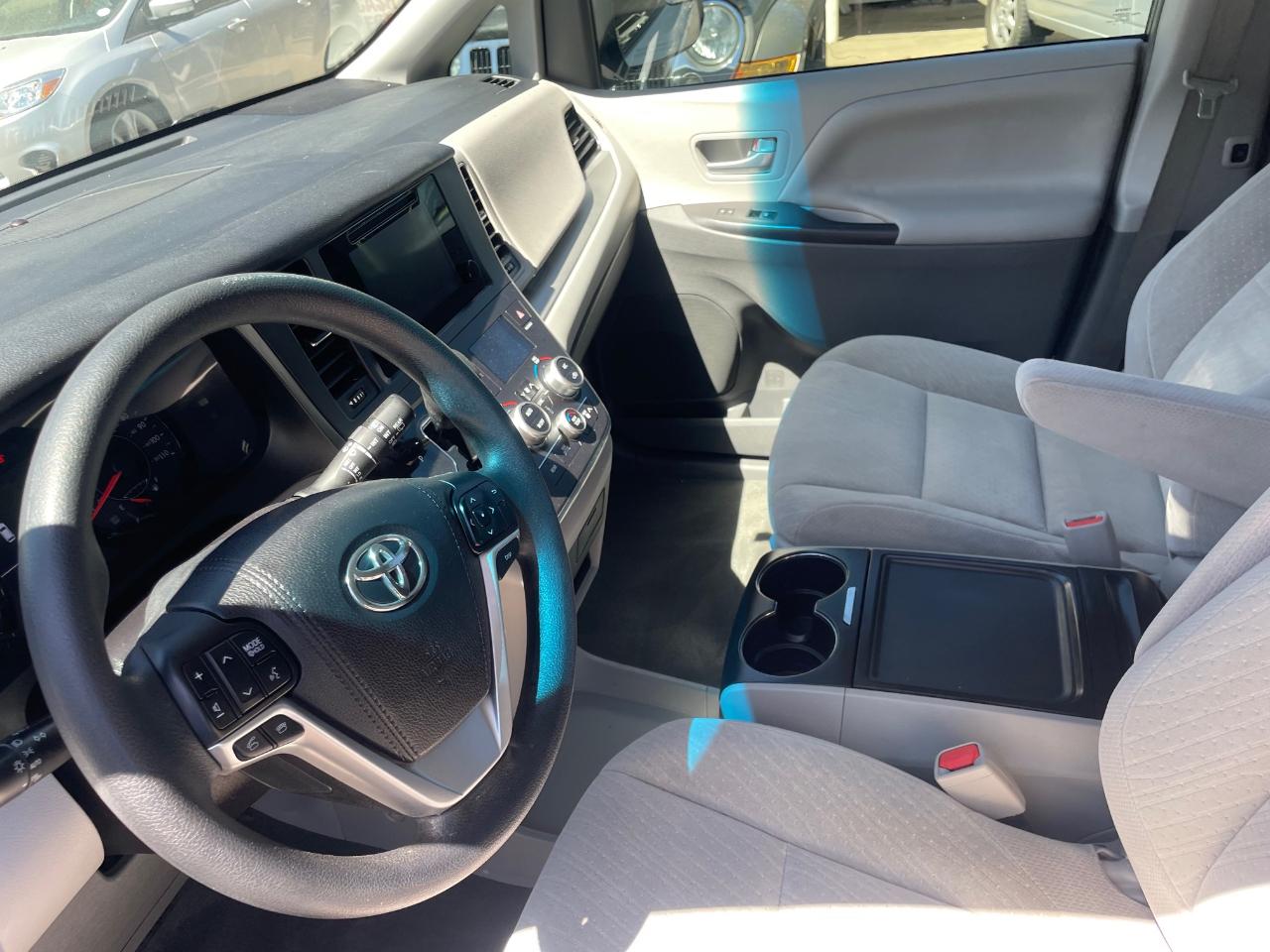 Toyota Sienna LE 7-Passenger AWD 2017