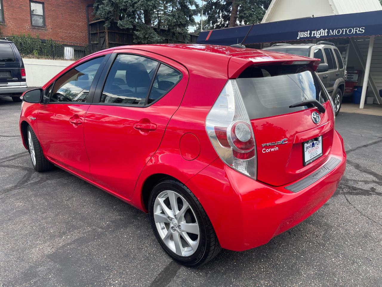 Toyota Prius c 4D Hatchback 2012