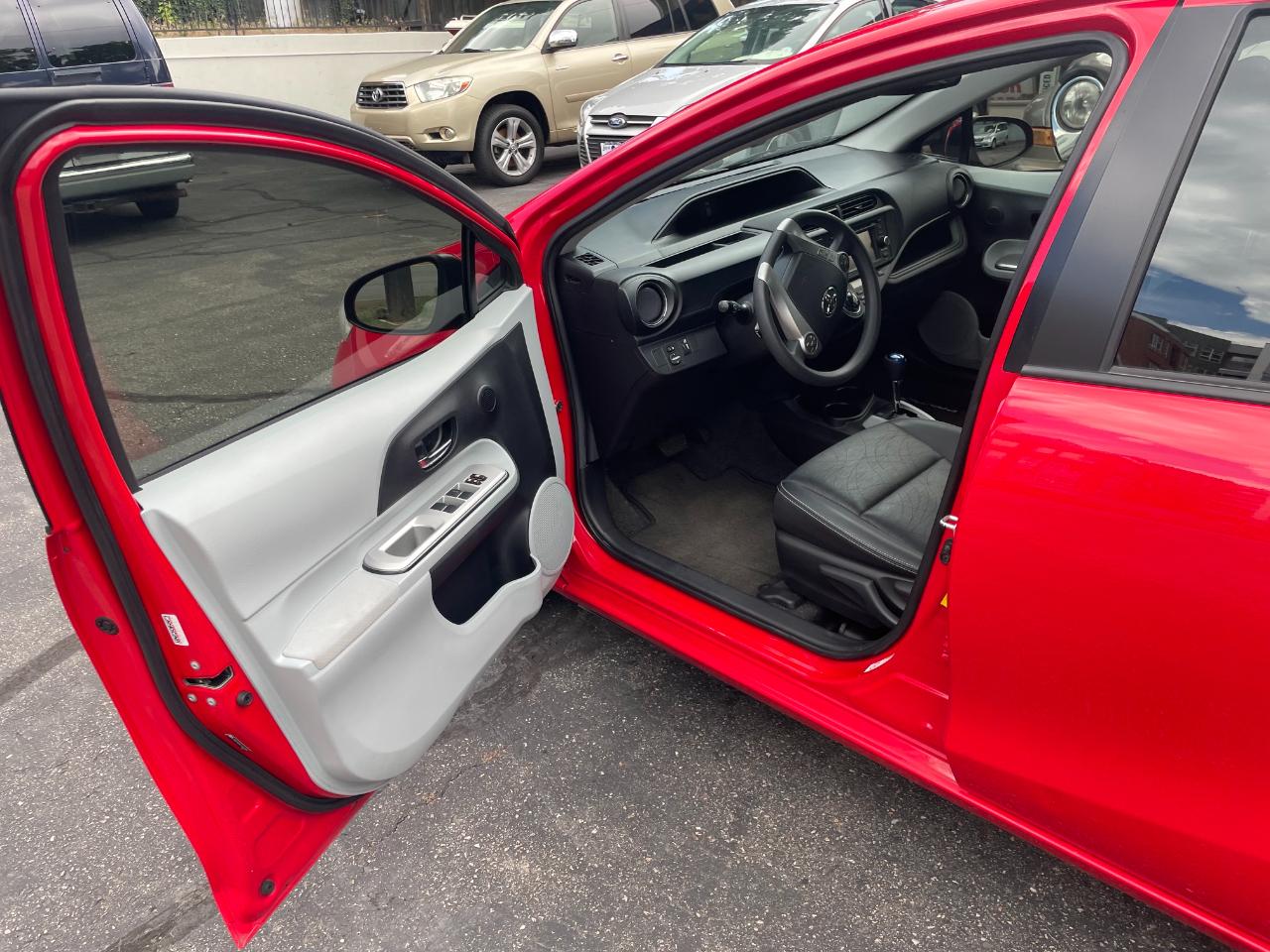 Toyota Prius c 4D Hatchback 2012