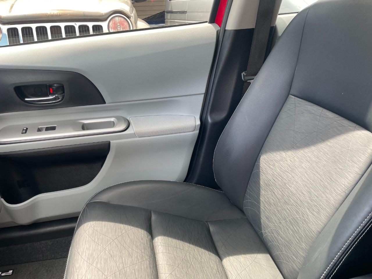 Toyota Prius c 4D Hatchback 2012