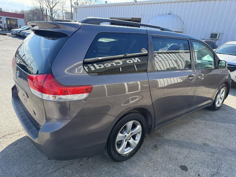 Toyota Sienna LE FWD 8-Passenger V6 2012