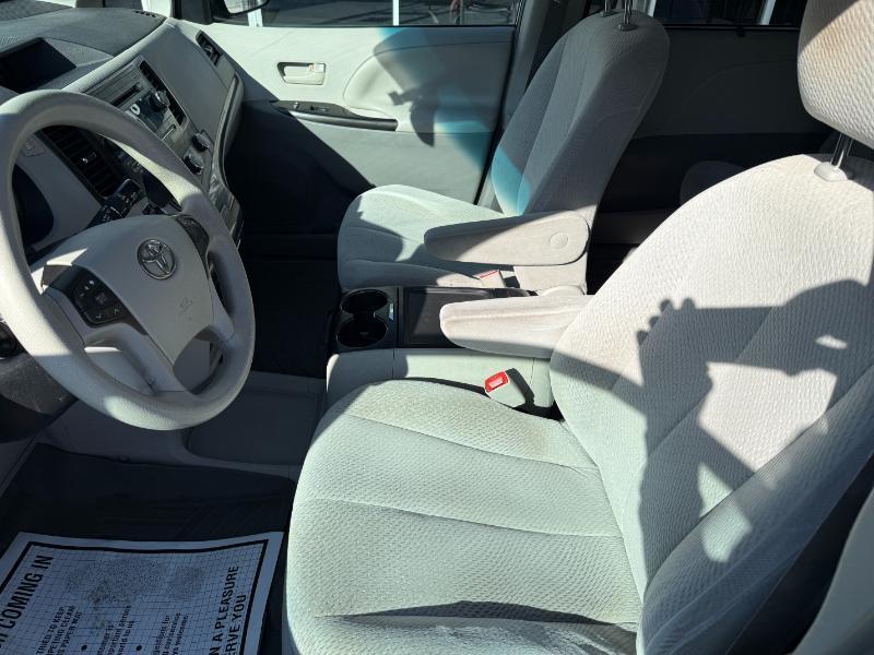 Toyota Sienna LE FWD 8-Passenger V6 2012