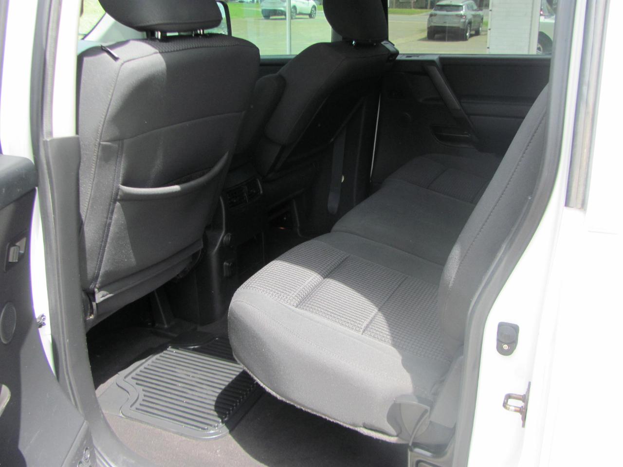 Nissan Titan SV Crew Cab 2WD 2014