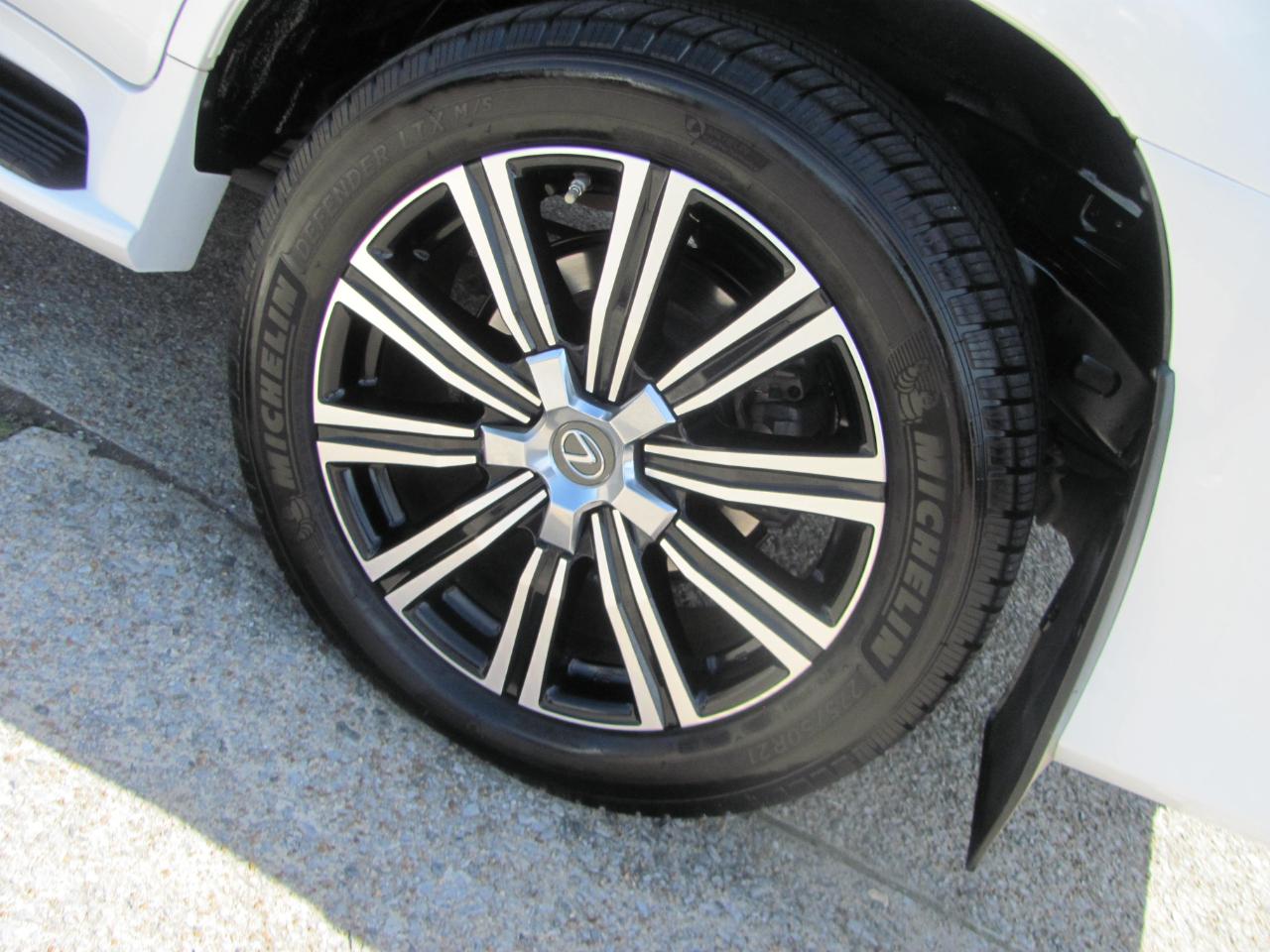 Lexus LX 570 Three-Row 2018