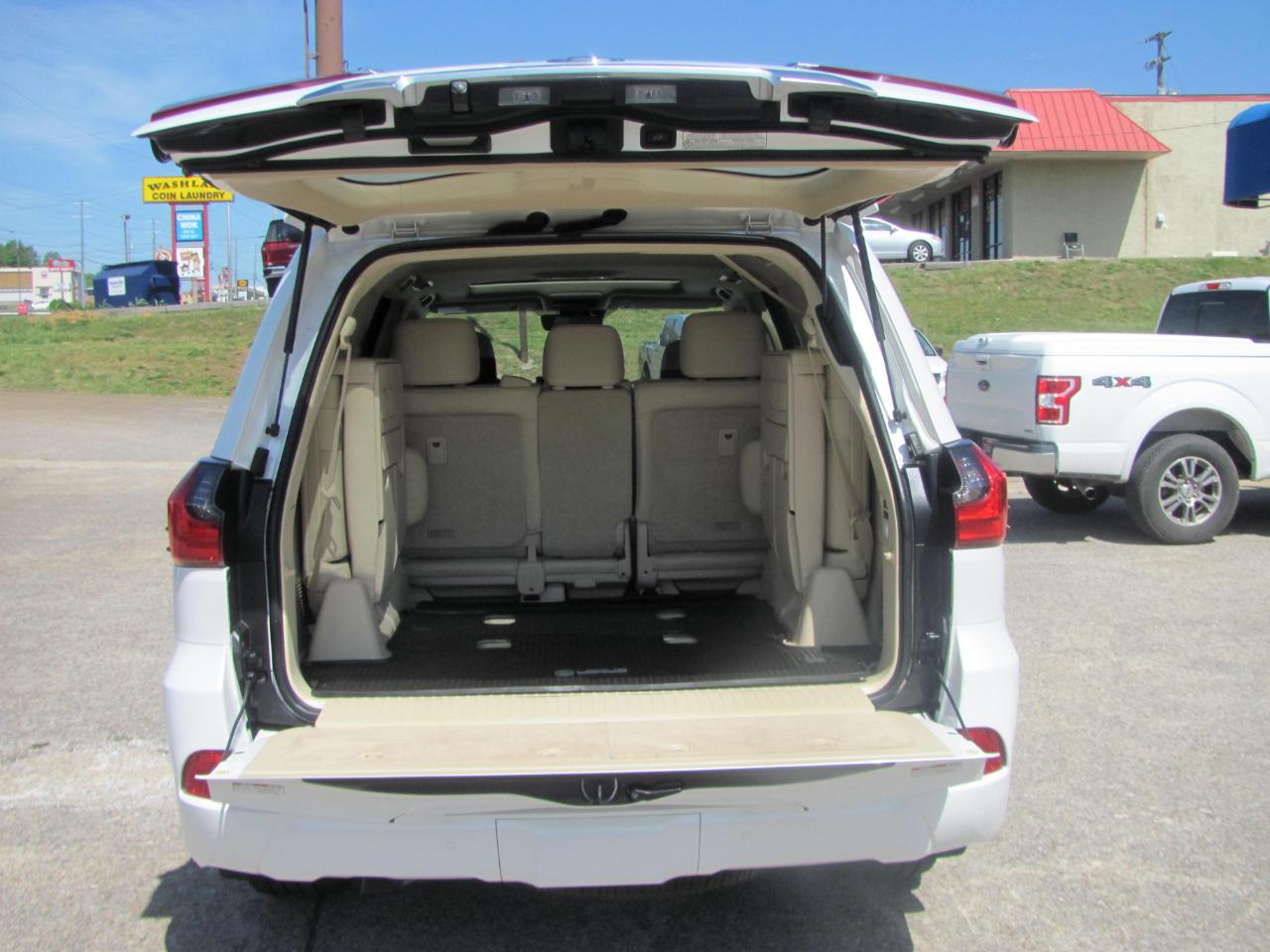 Lexus LX 570 Three-Row 2018