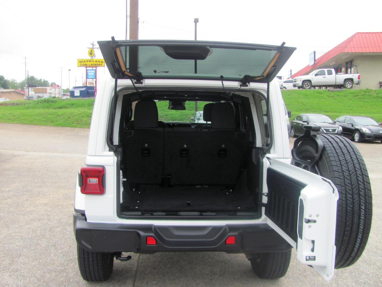 Jeep Wrangler Sahara 2025