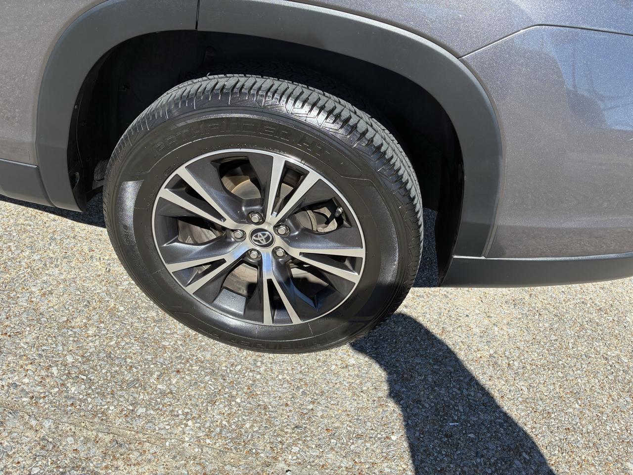 Toyota Highlander LE Plus FWD V6 2019