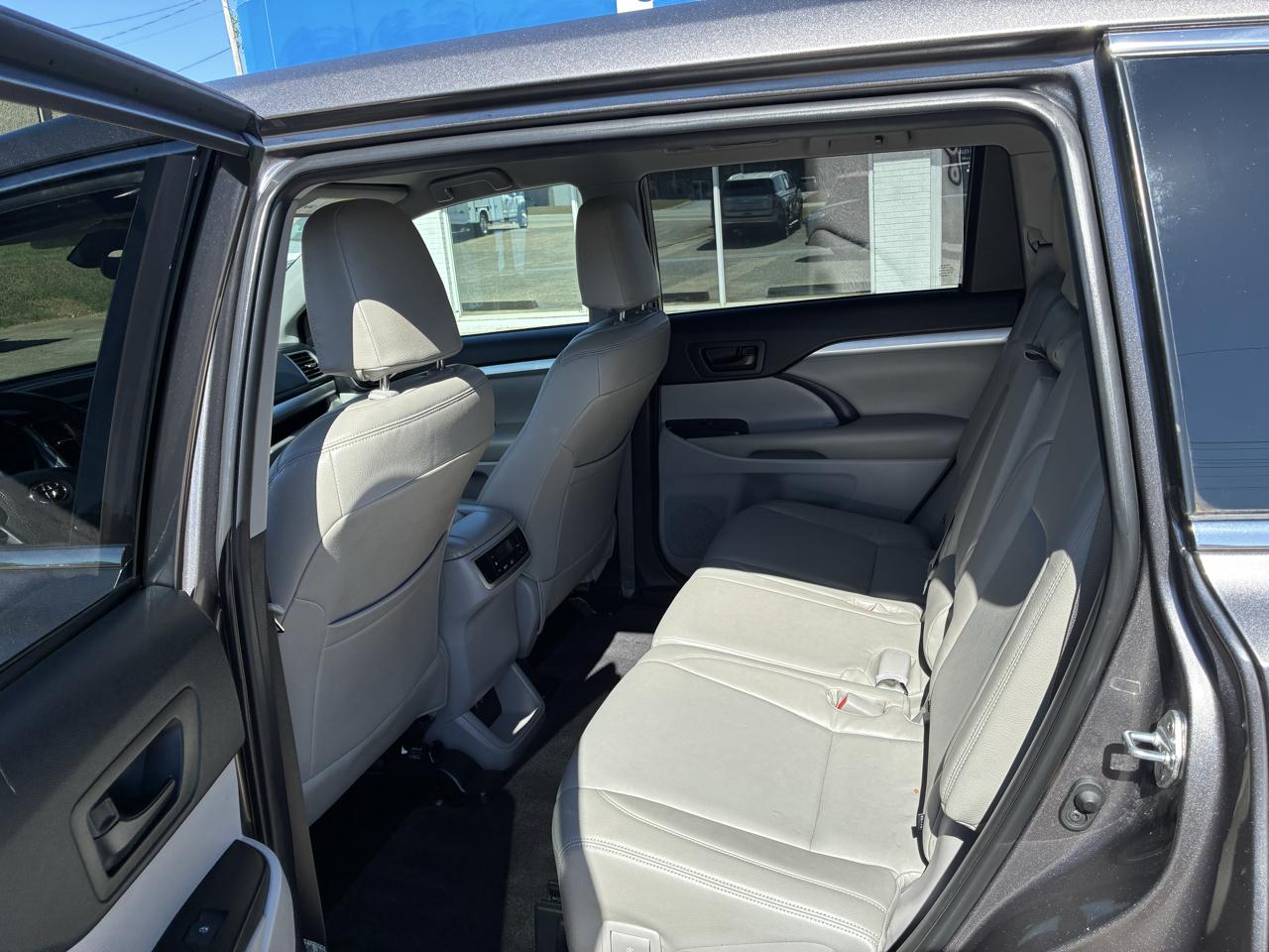 Toyota Highlander LE Plus FWD V6 2019
