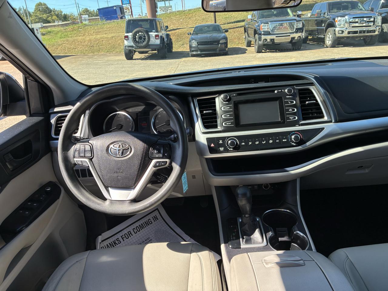 Toyota Highlander LE Plus FWD V6 2019