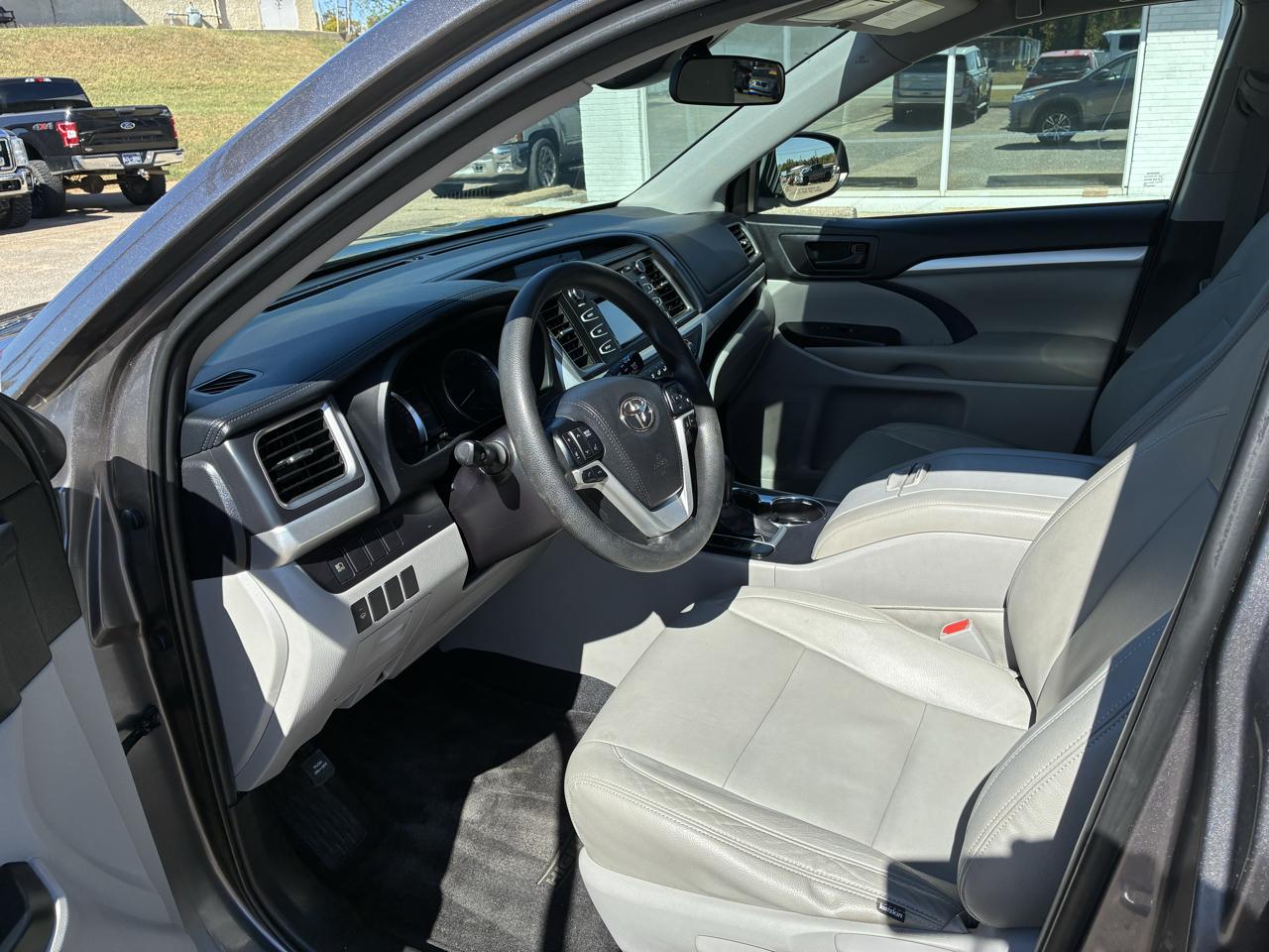 Toyota Highlander LE Plus FWD V6 2019
