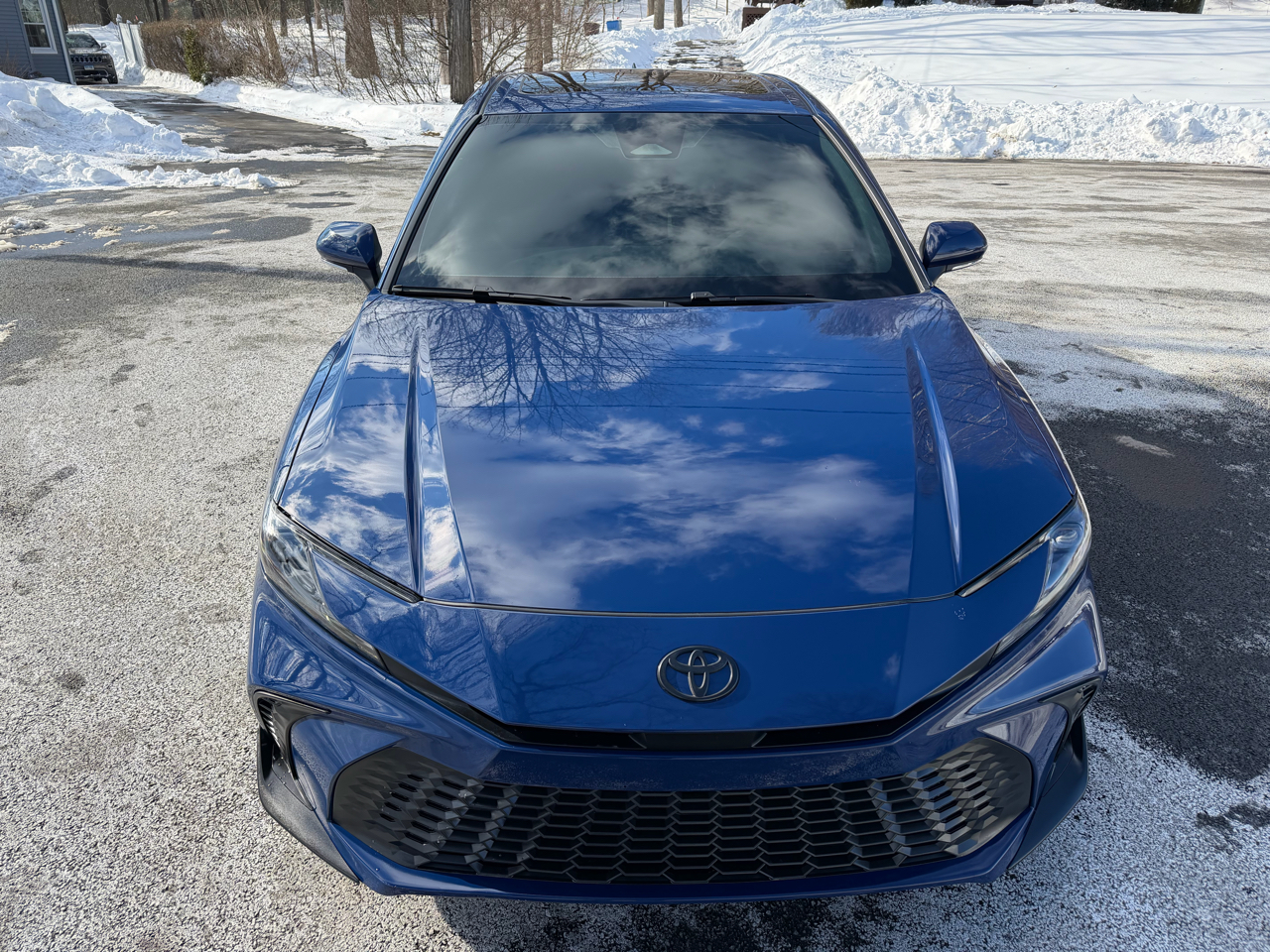 Toyota Camry Hybrid XLE 2025