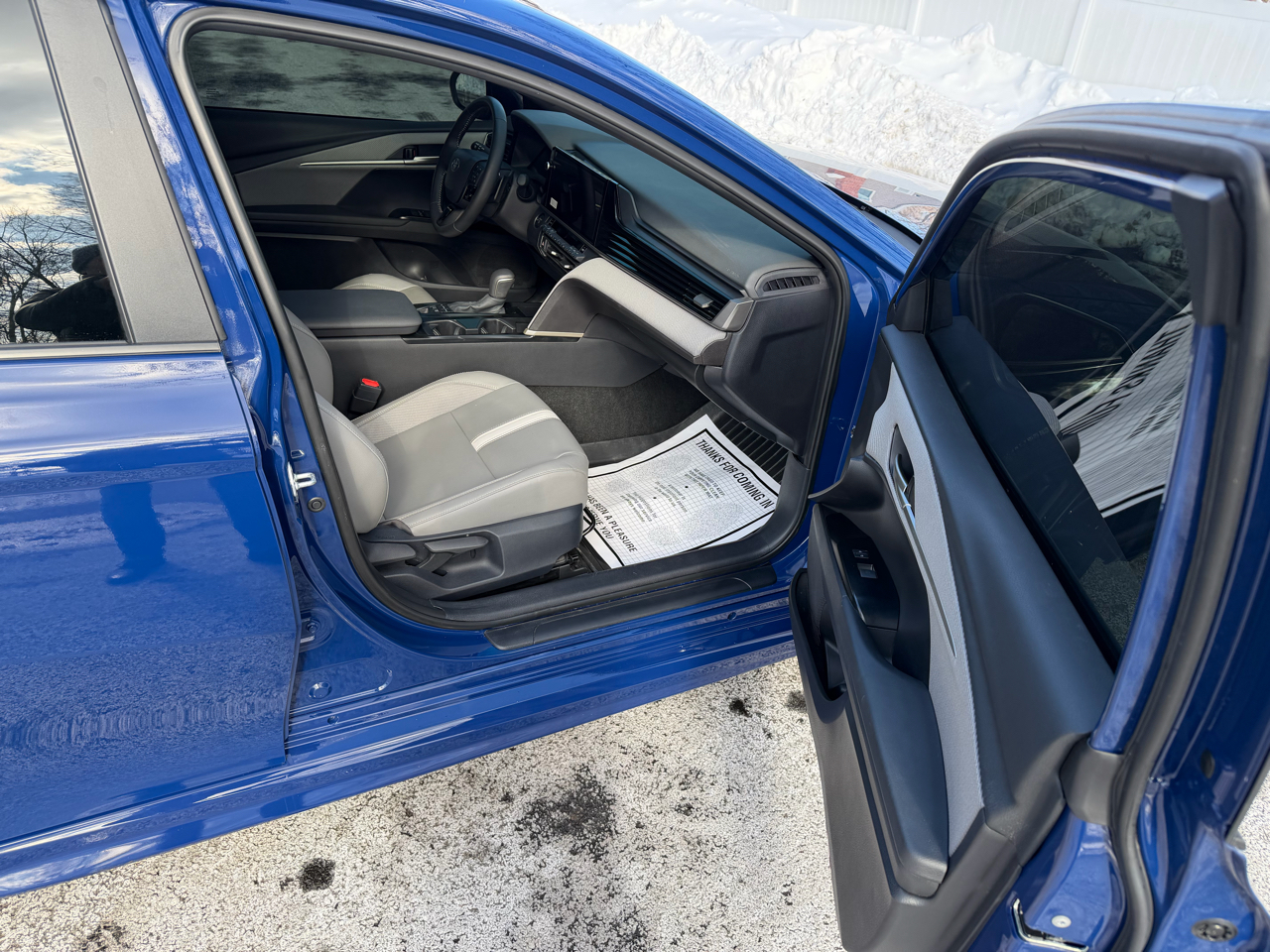 Toyota Camry Hybrid XLE 2025