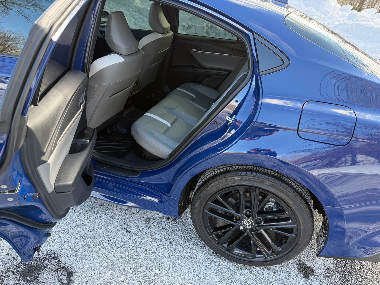 Toyota Camry Hybrid XLE 2025