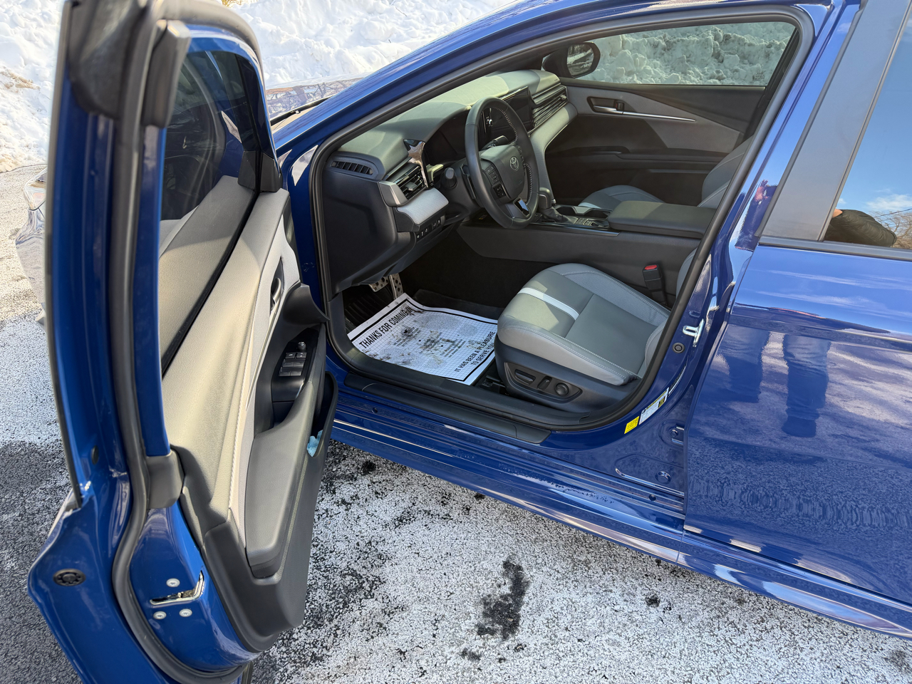 Toyota Camry Hybrid XLE 2025