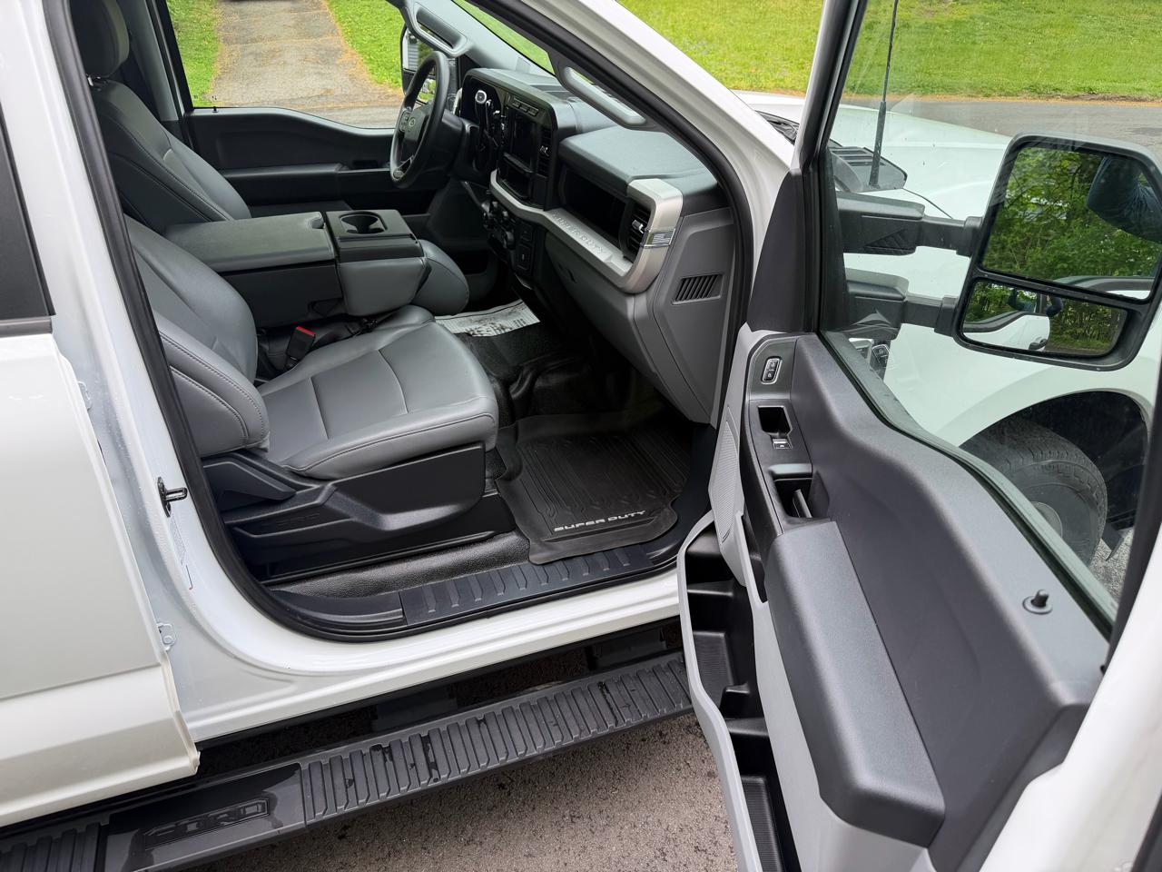 Ford F-350 SD XL Crew Cab Long Bed DRW 2WD 2023