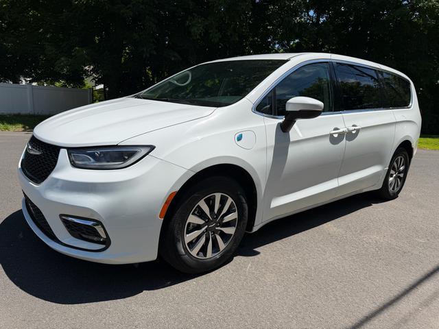 White 2023 Chrysler Pacifica Hybrid Touring L FWD Minivan Front-Wheel Drive 8-Speed Automatic