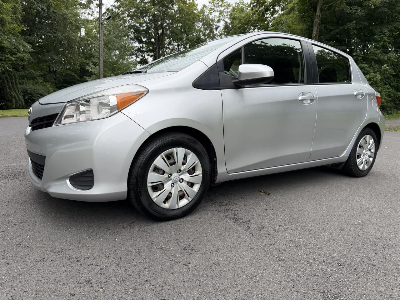 Toyota Yaris LE 5-Door AT 2013