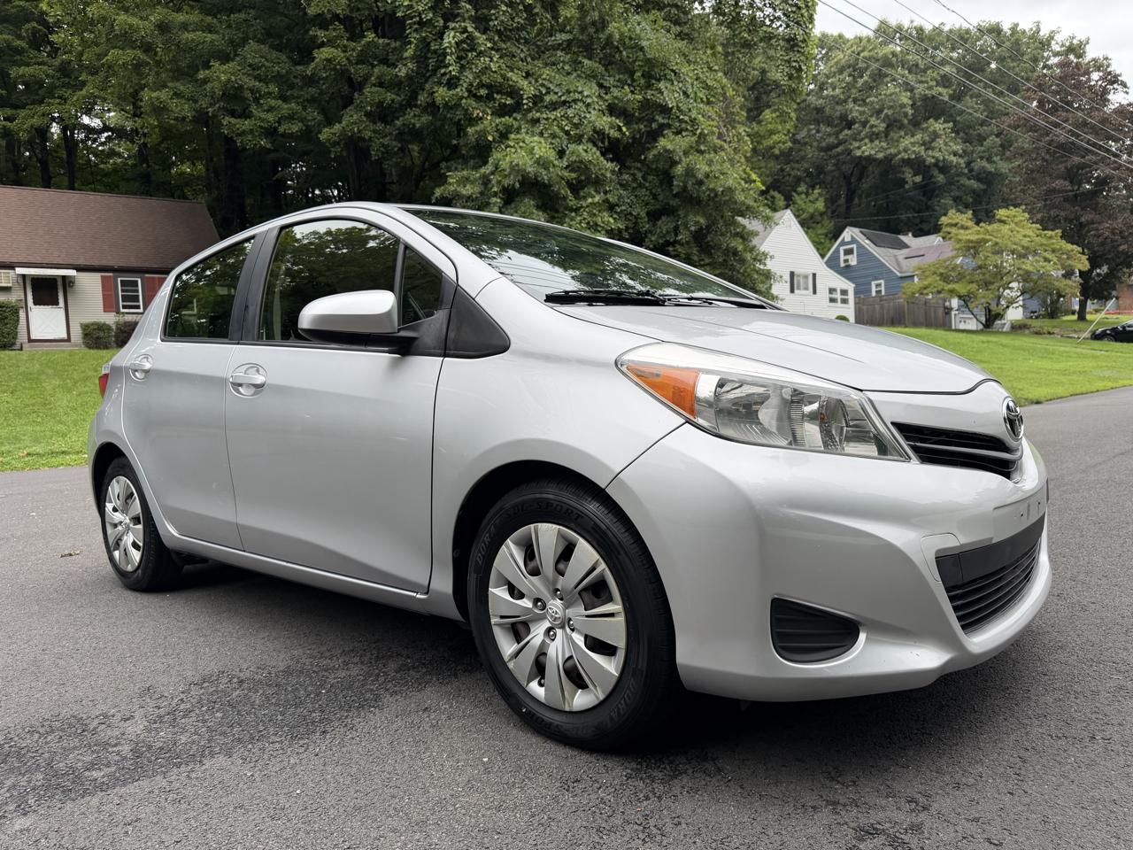 Toyota Yaris LE 5-Door AT 2013
