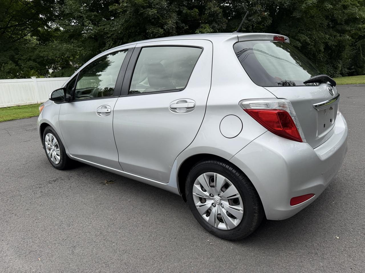 Toyota Yaris LE 5-Door AT 2013