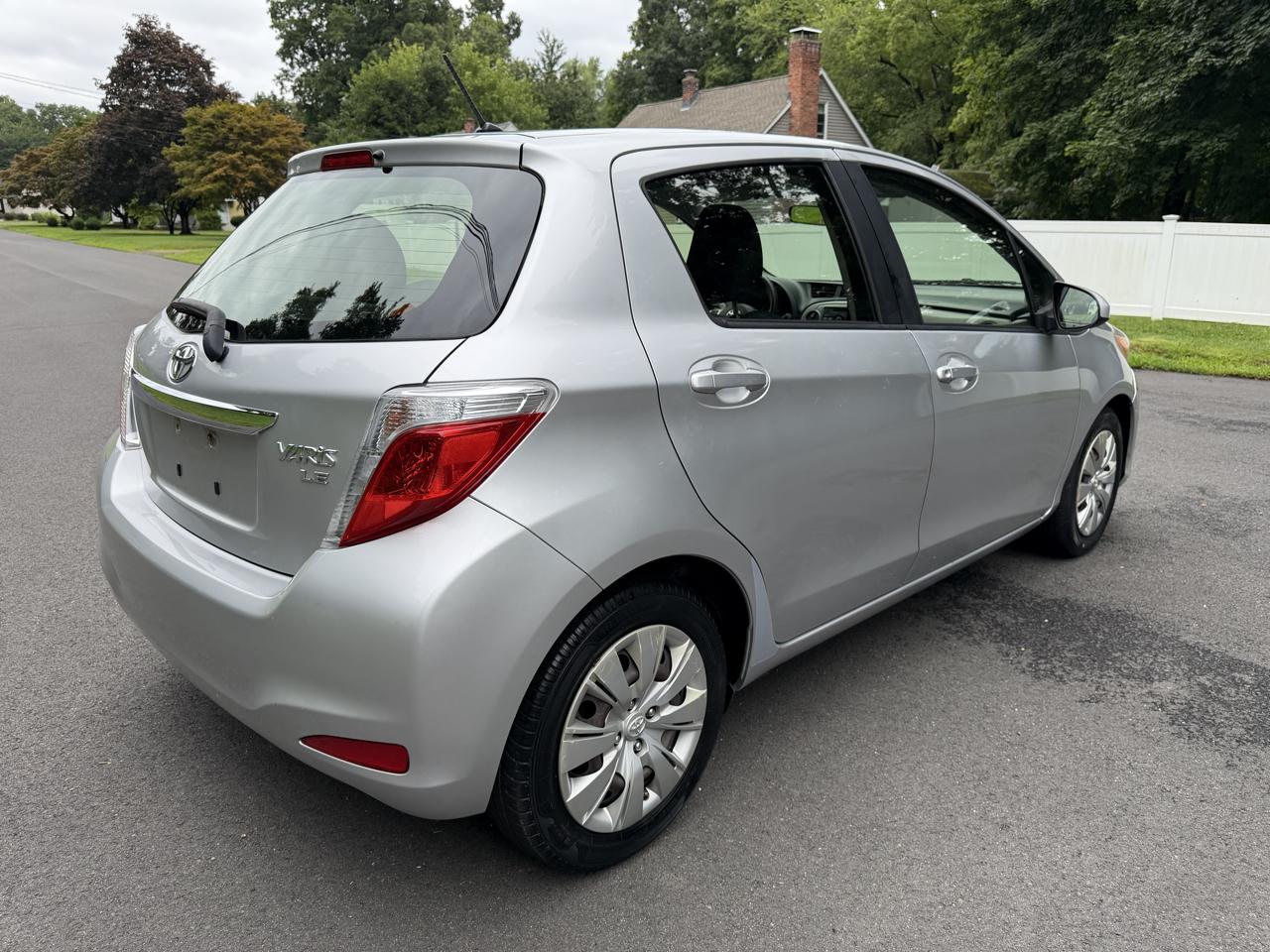 Toyota Yaris LE 5-Door AT 2013