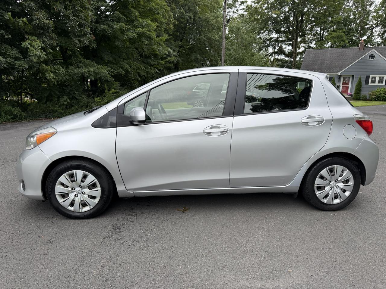 Toyota Yaris LE 5-Door AT 2013