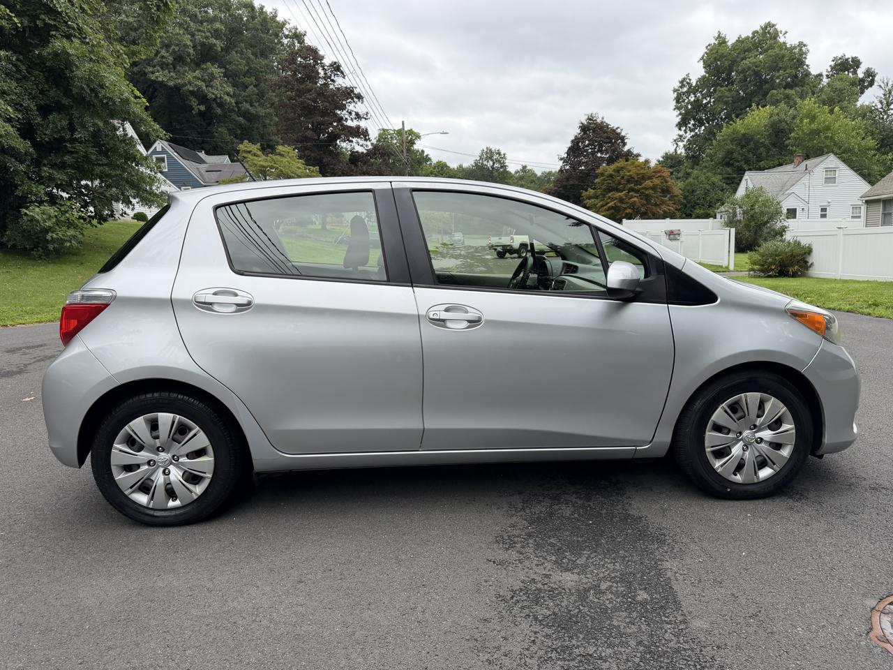 Toyota Yaris LE 5-Door AT 2013