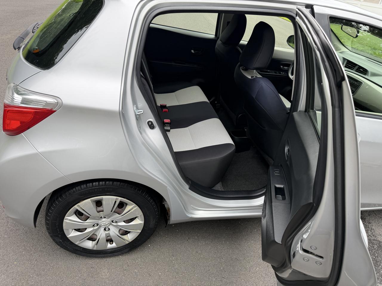 Toyota Yaris LE 5-Door AT 2013