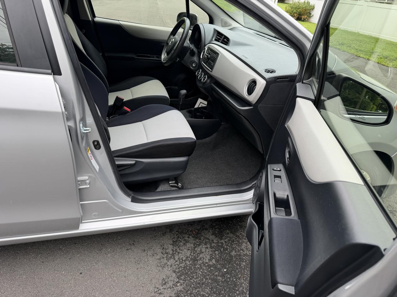 Toyota Yaris LE 5-Door AT 2013